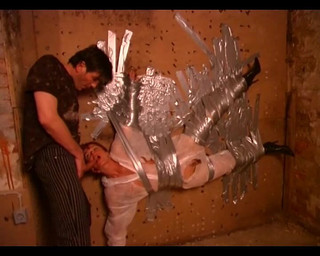 Maledom Austria: Dominus Ronaldo nalepil svého zrzavého otroka ke zdi a nechal...