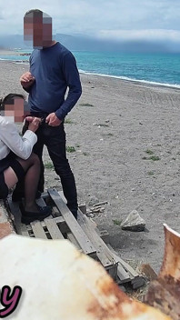 Esibizione Del Cazzo! Pompino Rischioso in Spiaggia: Calza Insegnante E Studente Quasi Catturati! - Misscreamy