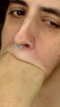 Tour della grande bocca con piercing
