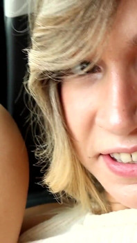 La mia ragazza ha chiesto a uno sconosciuto di scoparla in auto