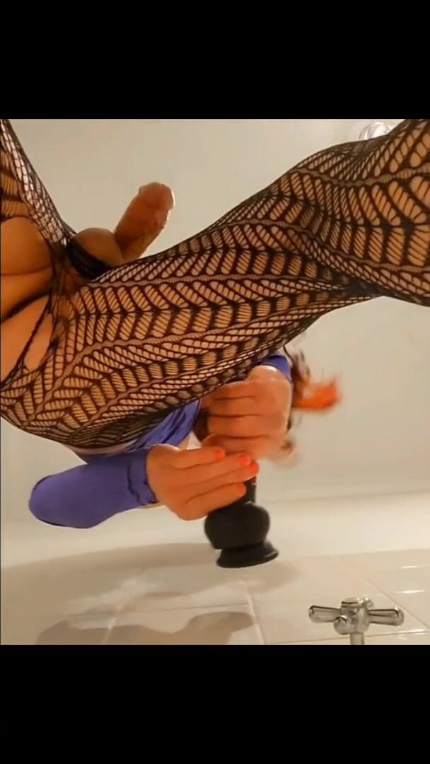 Lizzaali: ZZ destrói meia-calça e fode vibrador montado na parede antes...