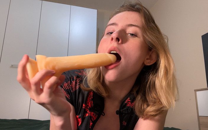 MilaPixie: Uwu节日礼服在床上挑逗