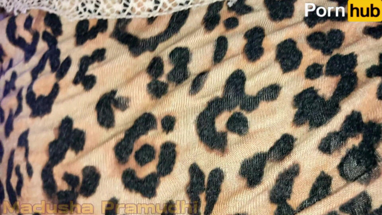 Tiyana: Vreemdgaande vrouw belt haar ex en echtgenoot met kleine pik...