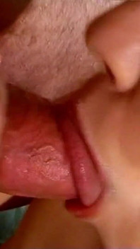 Blonde tiener gepist en vol sperma door stiefvader