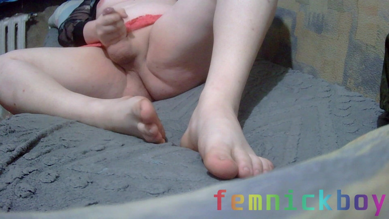 femnickboy: Un efeminat gras ejaculează pe picioarele lui, plăcerea pulei și a...