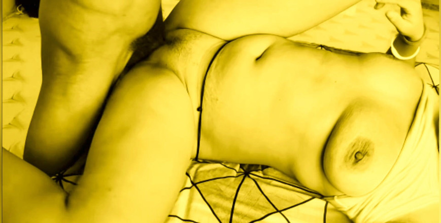 Teensex: Une salope bhabhi à gros nichons baise secrètement sa grosse bite...