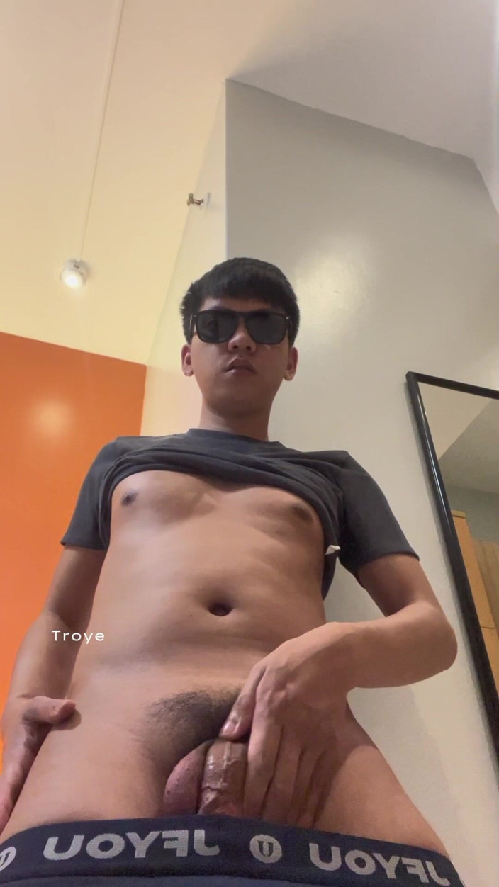 Troye_AsianPinoy: Chico universitario folla su apretado juguete de coño