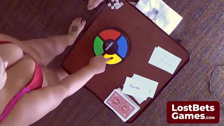 Lost Bets Games: Der letzte strip-verlierer, nur in ihrem bh gelassen