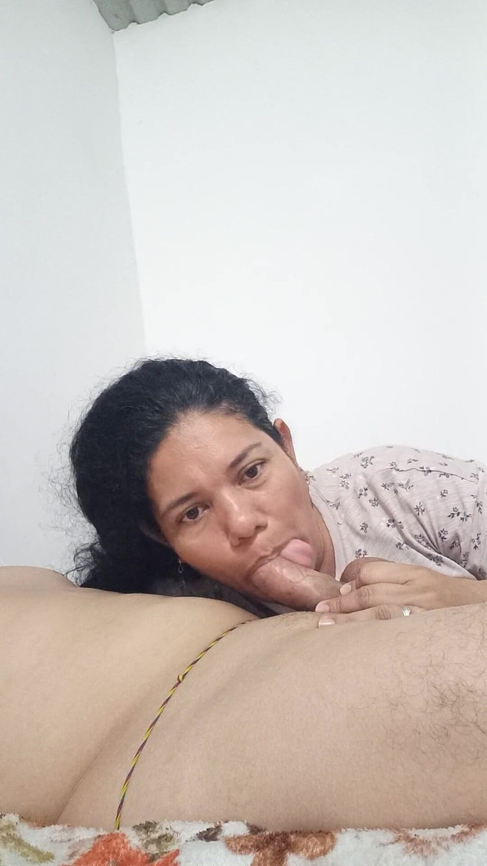 Valkyrieandluigy: Esposa chupando pau no estilo tesão