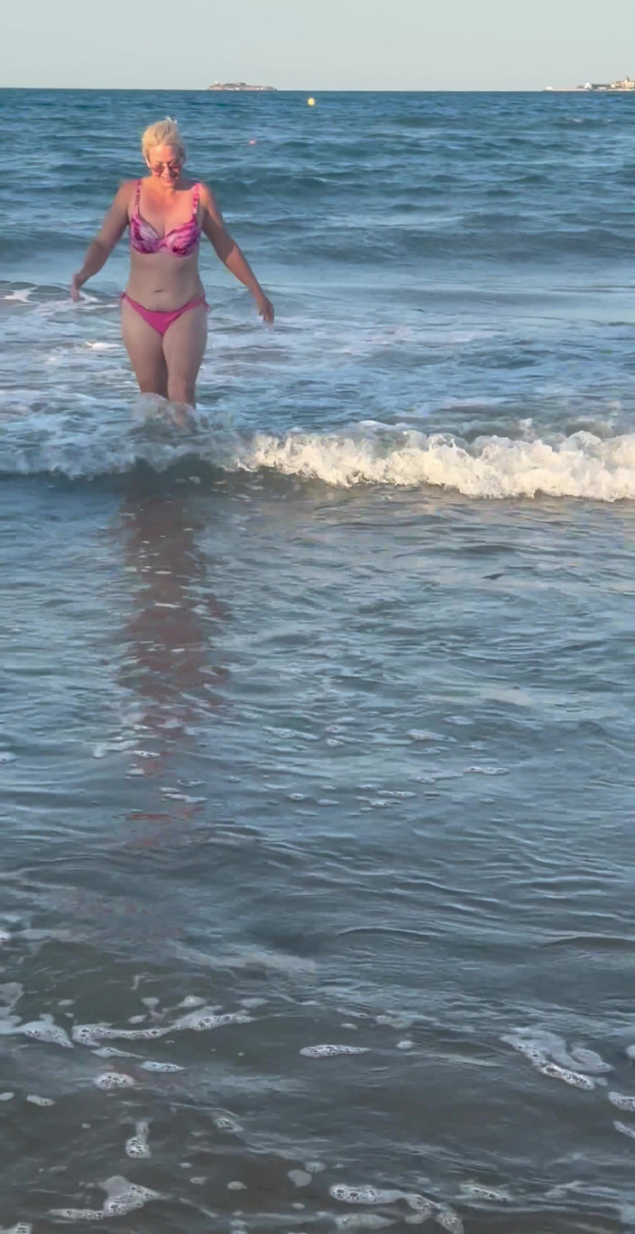 Putarankahotmilf: พยายามอย่าทําให้ผมเปียกขณะเล่นกับคลื่น