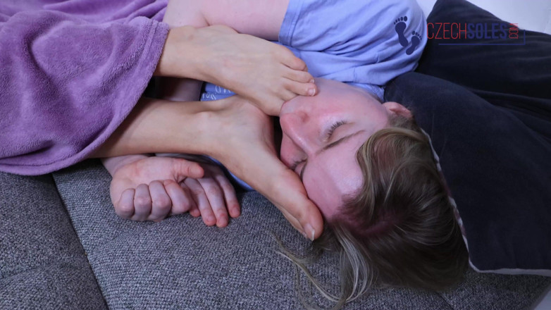 Czech Soles - foot fetish content: 女の子同士の足崇拝とベッドでの匂い嗅ぎ