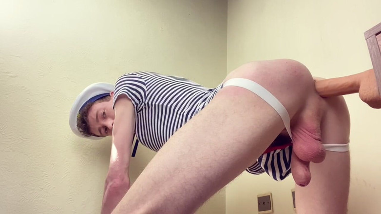 Craig Kennedy: Marinero amateur Twink monta un enorme consolador hasta el orgasmo...