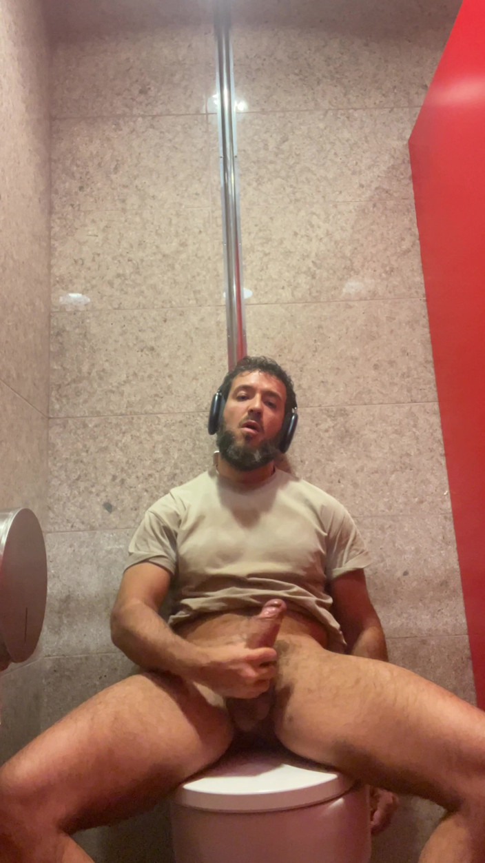Paul Tergeist: Jerking off in the Airport