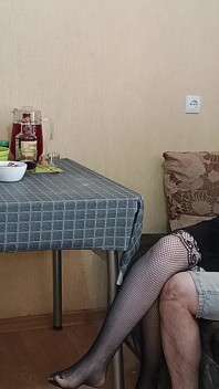 Rozwiedziona gospodyni zaprasza swojego sąsiada na perwersyjny seks randkę