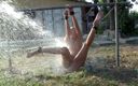 Maledom Austria: 야외에서 가학적인 친구에게 물 굴욕을 당하는 섹시한 서브 비앙카