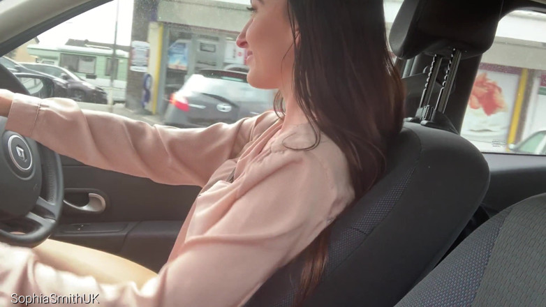 SophiaSmithUK: seksi larki draiving par jaati hai