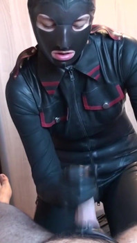 Latex Danielle chơi trong trang phục cao su với con cu của anh ấy