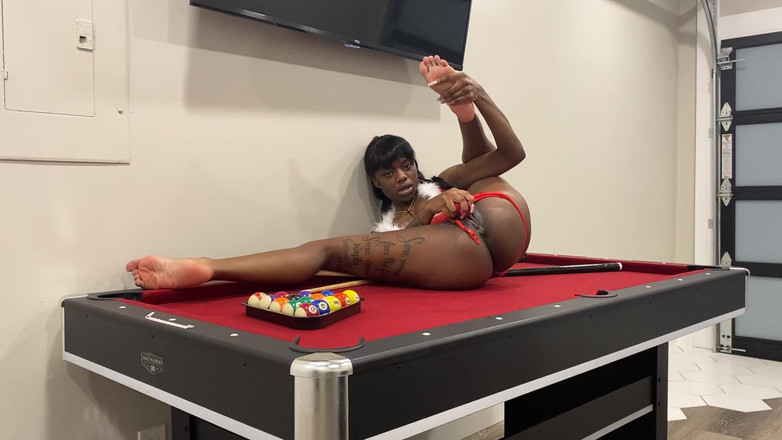 Majesty Nasty: 黑人女郎在台球桌上玩弄阴户