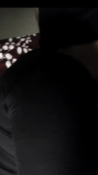 Tía india de grandes pechos en blusa negra, coño dedos y chupando polla