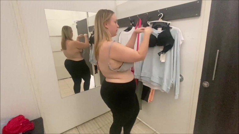 Bootyass Girl: Quick blowjob in Tesco cloakroom