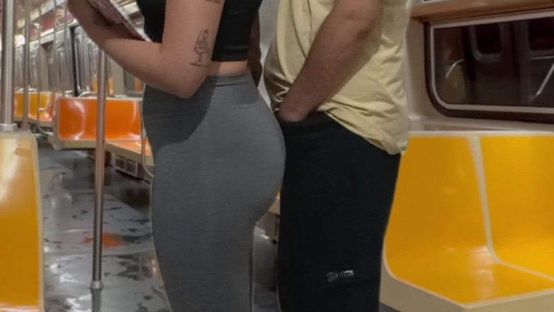 Gabi SweetCouplesStories: La studentessa si fa sborrare sul treno della metropolitana di...