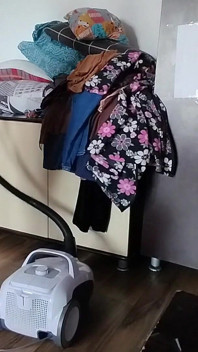 Si rambut coklat dengan pepek berbulu menari berbogel di sekitar rumah. Bini amatur dengan pepek berbulu, pantat besar.