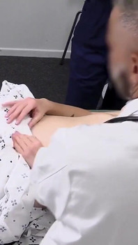 의사 테스트 대리 십대의 다산 으로 그녀의 작은 구멍을 두근 두근 그는 할 수 있는