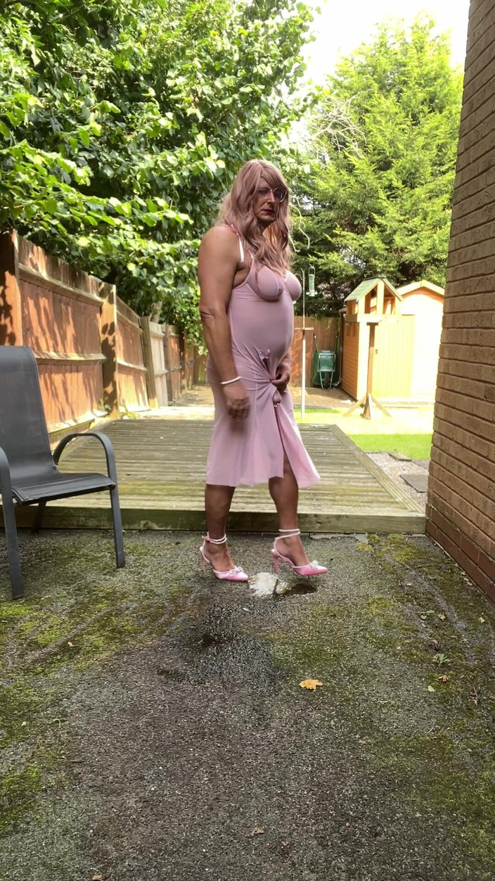 Kellycd2022: Kellycd2022, MILF travesti sexy en robe rose et talons