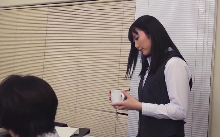 JAPAN IN LOVE: Lencería japonesa escena-4 La secretaria japonesa Yui Watanabe disfruta de...