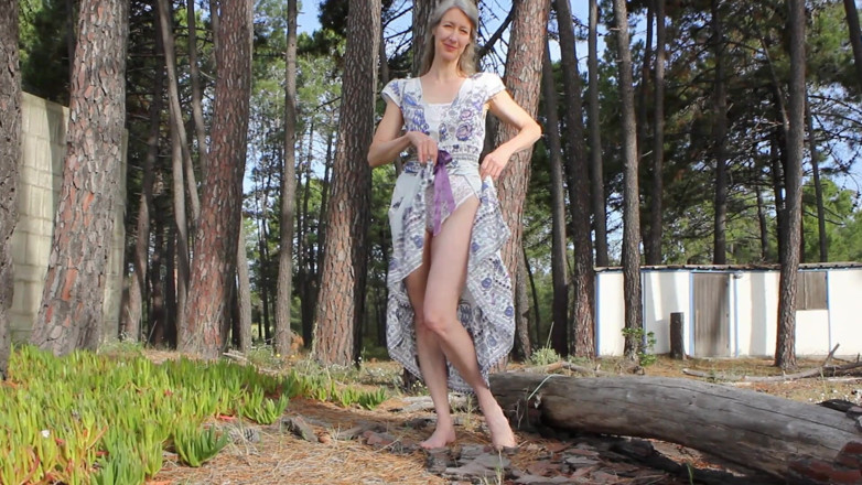 Annabel Miller: Striptis panas Annabel di luar rumah