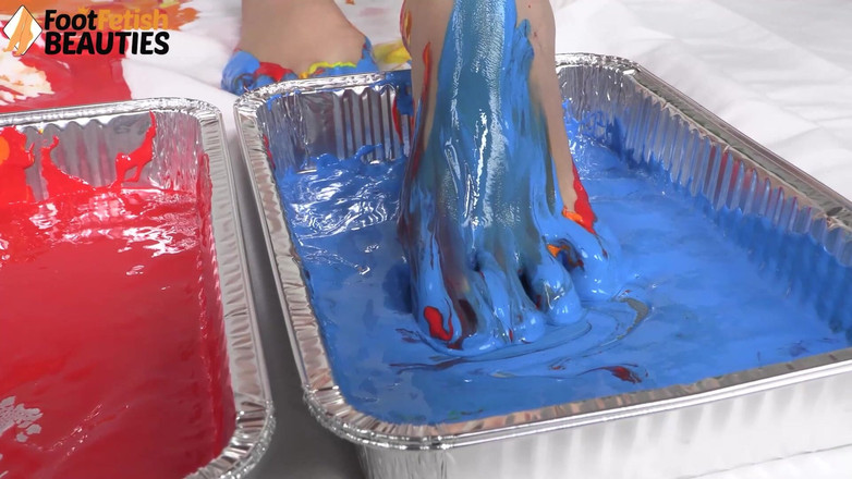 Foot Fetish HD: Esmer diva ödüllü bir sanat yaratmak için ayaklarını ve ellerini boyayla...