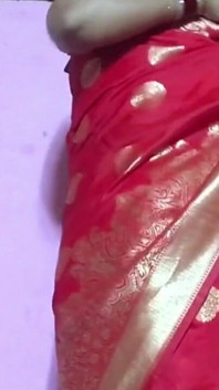 Recién casada india chupó una gran polla de su nuevo jefe