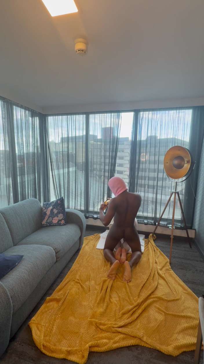 Nofaceguy09: 窓が見えるホテルの部屋で初めてのBBCとPOVセックス
