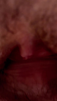 Orta yaşlı seksi kadın sikilmeden önce yarağımı yağla sıvazlıyor. POV. Close.