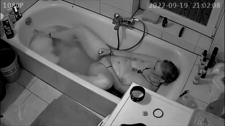 KittieNoOne: Cam fångar MILF onanerar i badkaret medan videochatt