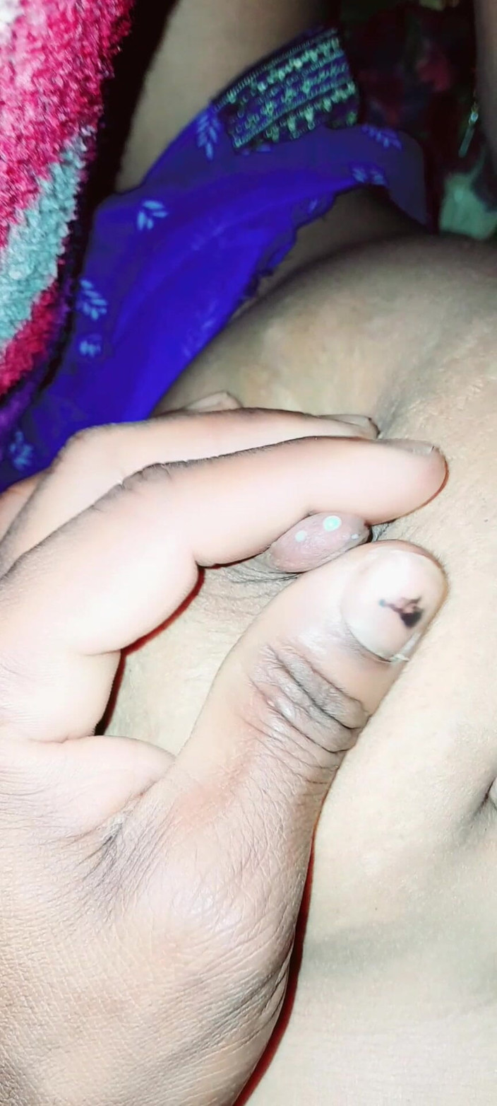 Renudbf: बहुत सुन्दर भाभी की अकेले पाकर चुदाई की मजा आ गया भाभी के होंठ गुलाब की तरह रसीले थे और चूत बिल्कुल टाइट थी