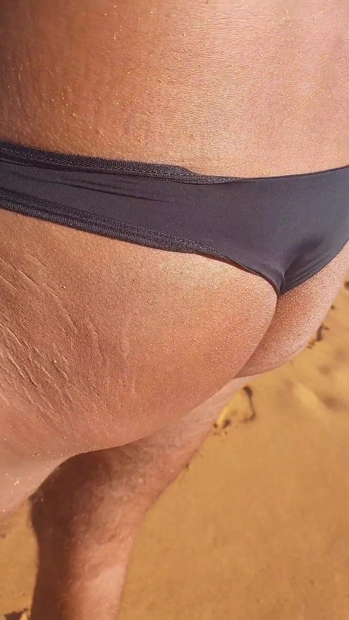 Ladysilvas: Ladysilva melancap di pantai dalam seluar dalam menunjuk-nunjukkan zakar saya...