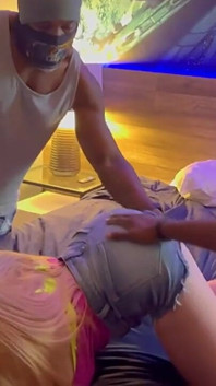 Hotwife bimbo dikongkek dalam kote hitam besar memancut mani semasa gangbang 4 lelaki tanpa ganti