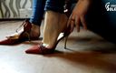 Czech Soles - foot fetish content: Försöker höga klackar på hennes sexiga fötter