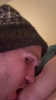 Üvey annemin memelerini emiyor