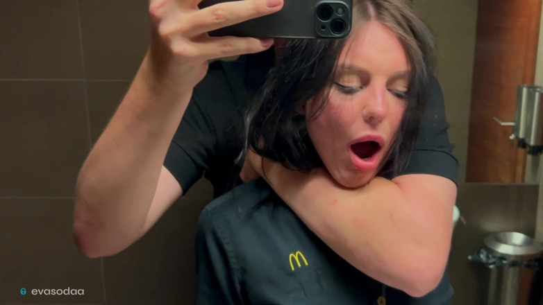 Eva Soda: Ризикований Публічний Секс У Туалеті. Трахнув Співробітницю Mcdonald's Через Пролиту Фанту! - Eva Soda