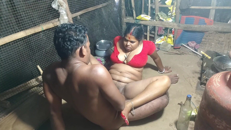 Raju Raju: 裸の義理の妹と村の台所で犯される