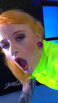 La rousse Azura Alii prend une grosse bite au fond de la gorge