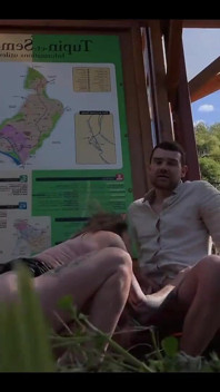 Šuká mě na straně silnice