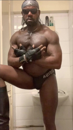 Black mature kinky muscle: Schwarzer muskel in sexy engen badehosen, solo-edge und sperma-session gefickt