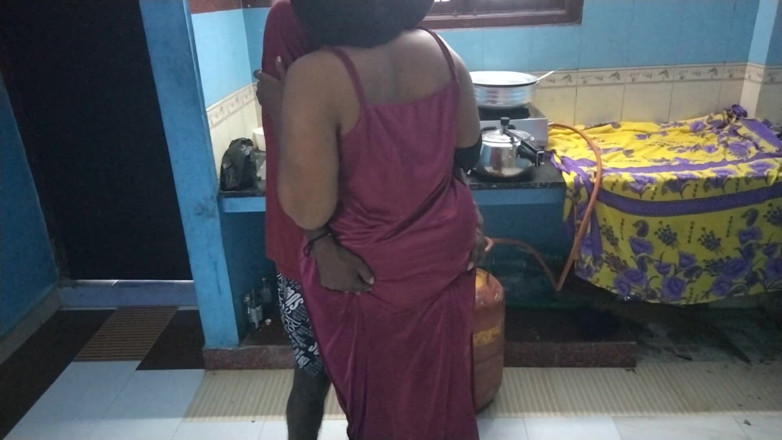 Tamil lesbian: Sexe torride dans la cuisine