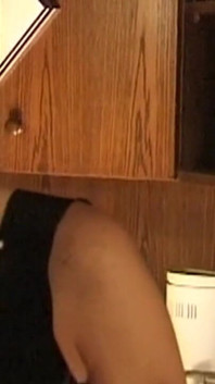 ラテックス姿の成熟したMILFが支配的な男性にからかわれる
