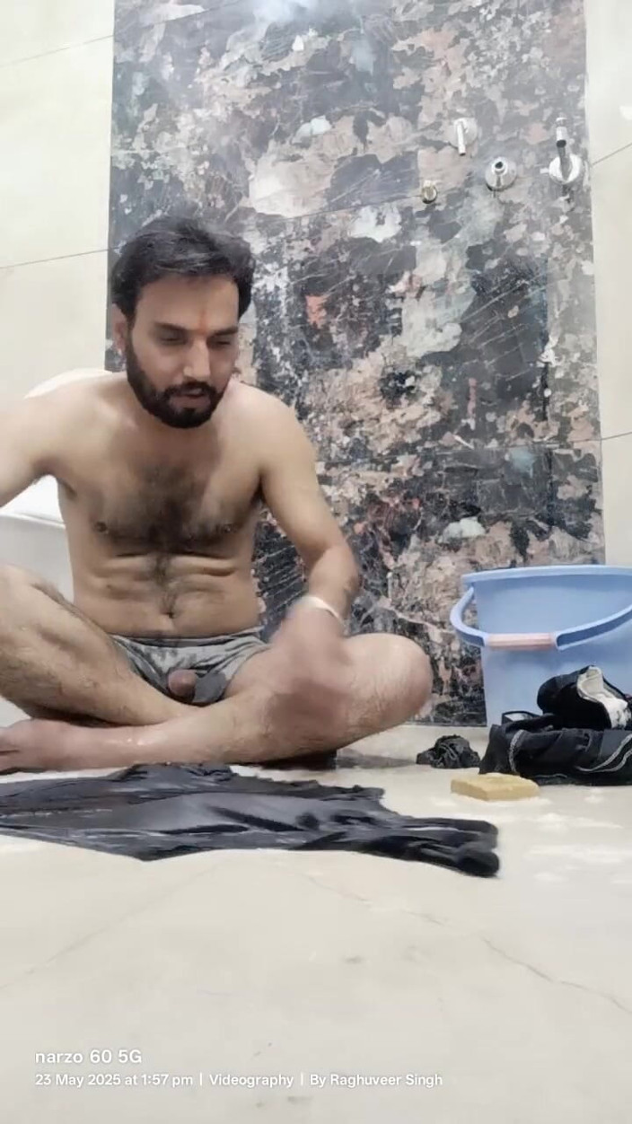 Rajasthani-old-lover: Indischer desi-mann genießt dusche und hauspflicht