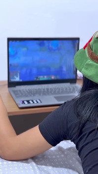 L'ho chiamata per giocare lol e le ho buttato il cazzo nella figa