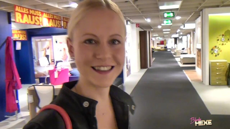 Blondehexe: Mega im Möbelhaus